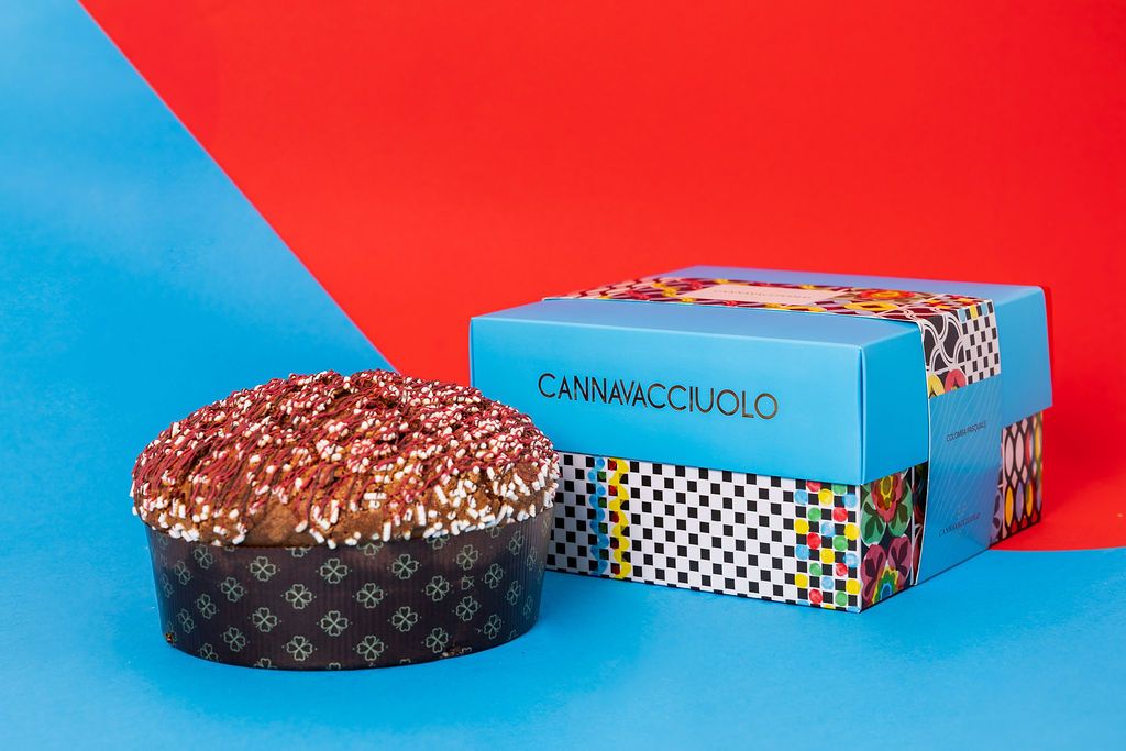 Panettone e scatola colorata