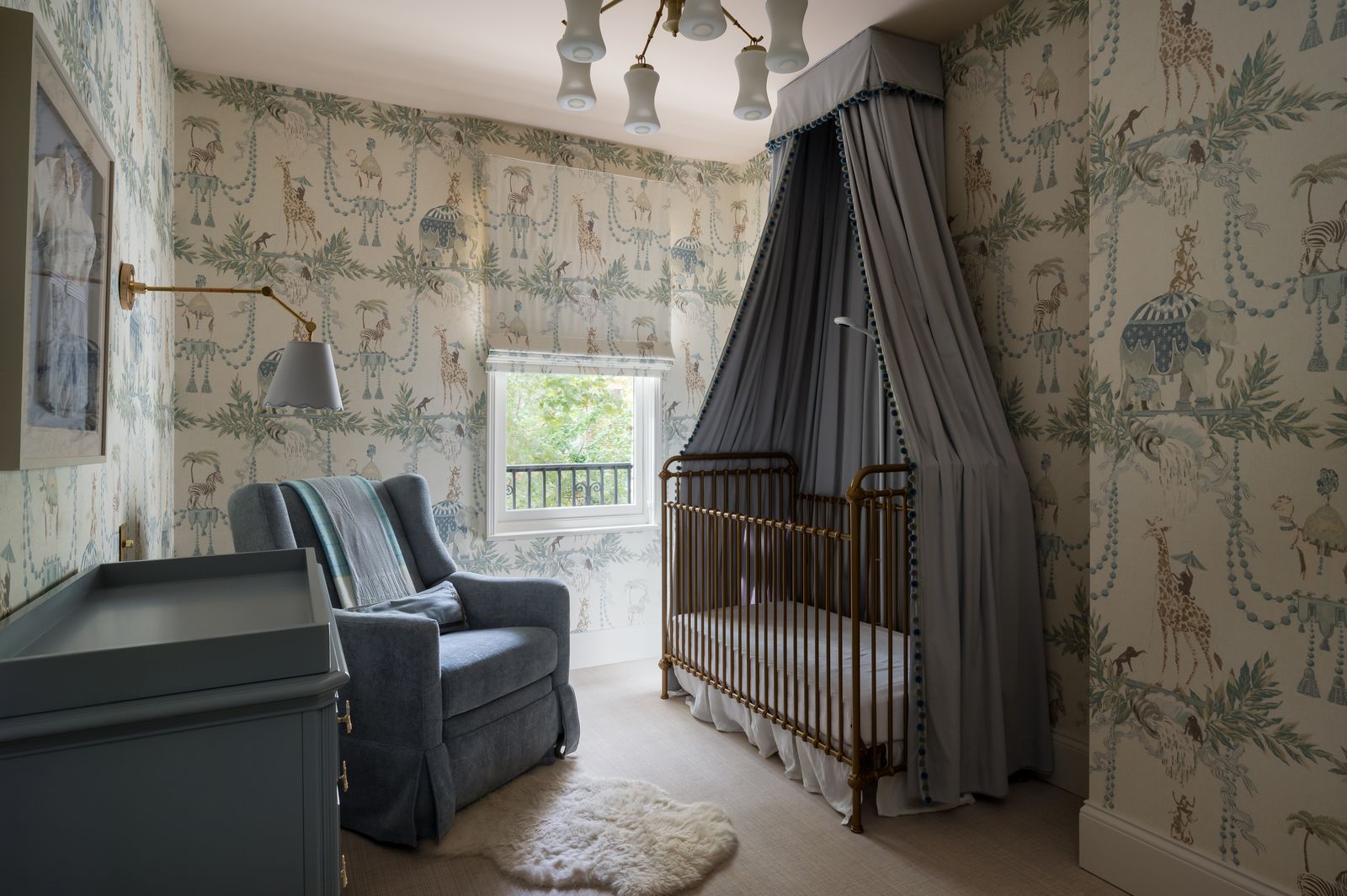 kids room design idea with a canopy bed